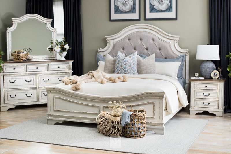 Realyn 4-Piece Bedroom Set